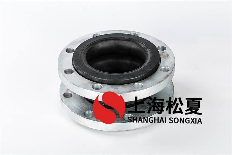 橡膠軟接頭做為一個(gè)重要的管道構(gòu)件，多見于水泵的接口處